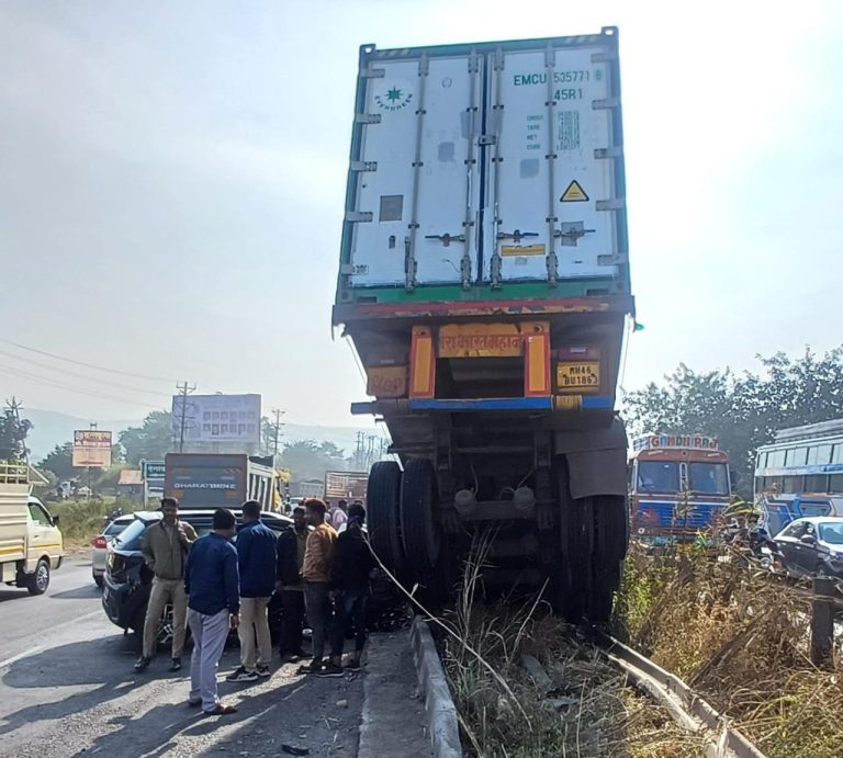 पुणे सातारा महामार्गावर भीषण अपघातात दोनजण गंभीर जखमी