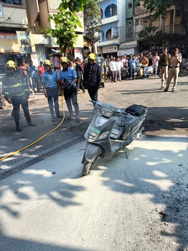 सदाशिव पेठेत दुचाकीला आग