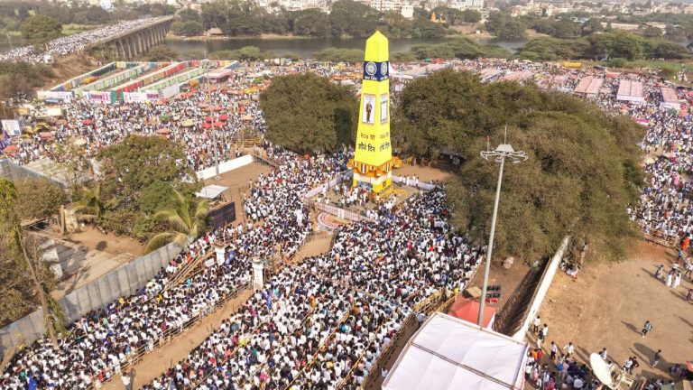 कोरेगाव भीमा येथे लोटला भीमसागर