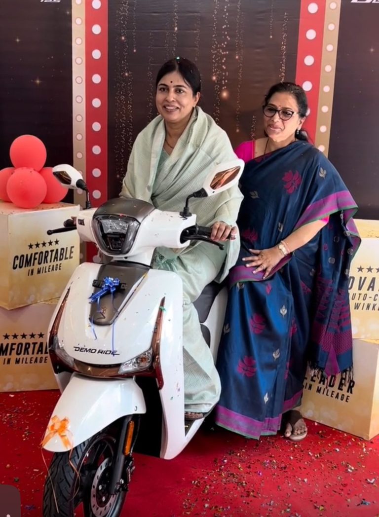 …त्या दोन मैत्रिणीं डबलसीट, अन रंगली चर्चा