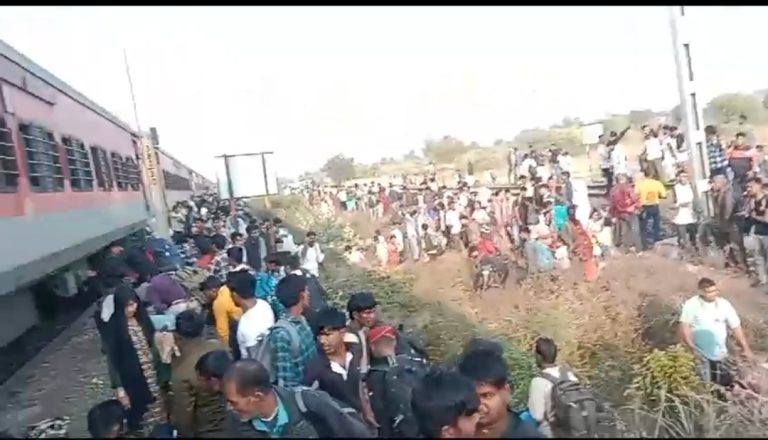 जळगाव रेल्वे दुर्घटनेत ११ जणांचा मृत्यू