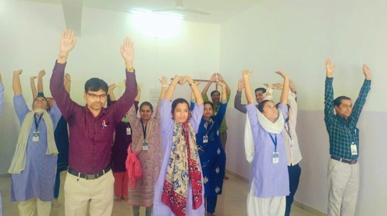 जयवंतराव सावंत कॉलेज ऑफ एज्युकेशनमध्ये जागतिक सूर्यनमस्कार दिन साजरा