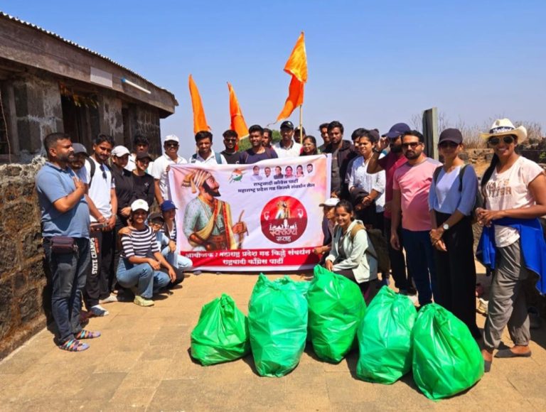 स्वराज्य सप्ताह अंतर्गत तोरणा गडावर स्वच्छता मोहिम