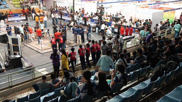 महापालिका शाळेतील विद्यार्थ्यांनी अनुभवले अनोखे रोबोटिक्स विश्व