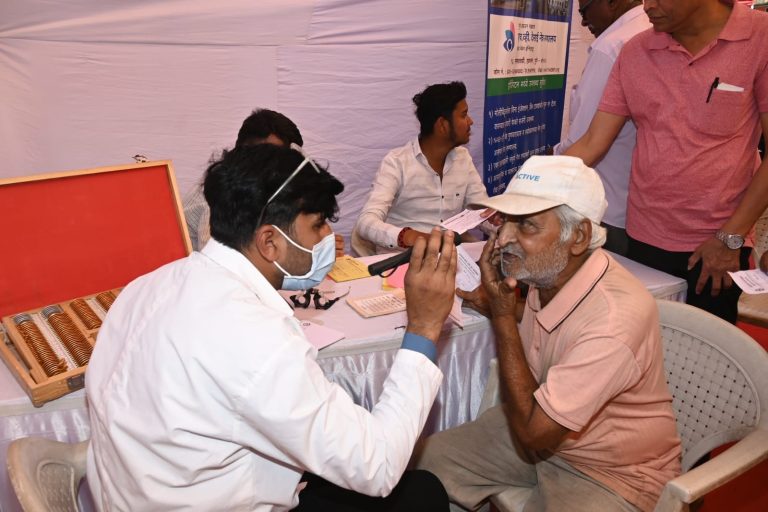 दगडूशेठ’ गणपती ट्रस्टतर्फे ९०० रुग्णांची नेत्रतपासणी व शस्त्रक्रिया