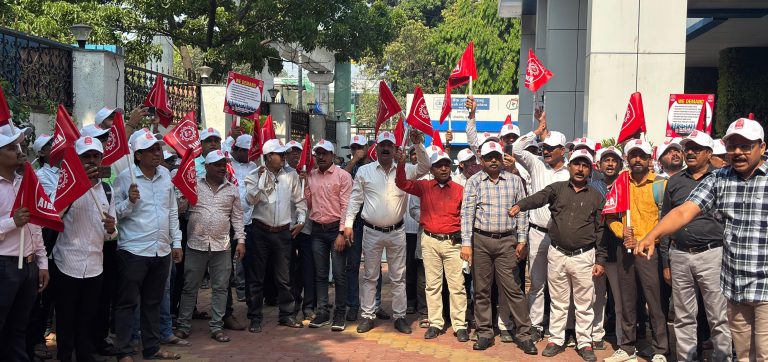 महाबँक कर्मचार्‍यांचे ‘लोकमंगल’समोर धरणे आंदोलन