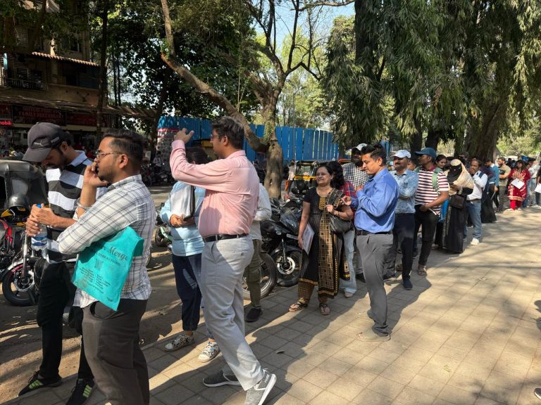 Pune Passport Office : पुणे पासपोर्ट ऑफिस बाहेर रांगाच रांगा