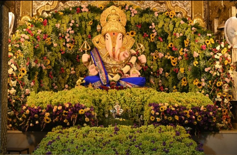 दगडूशेठ गणपतीला २ हजार किलो द्राक्षांचा नैवेद्य