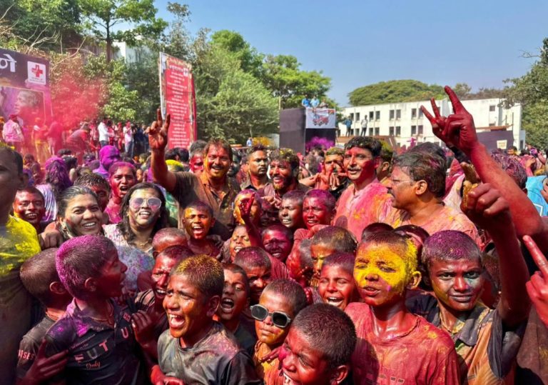 केंद्रीय मंत्री मुरलीधर मोहोळ यांनी केली विशेष मुलांसोबत होळी साजरी