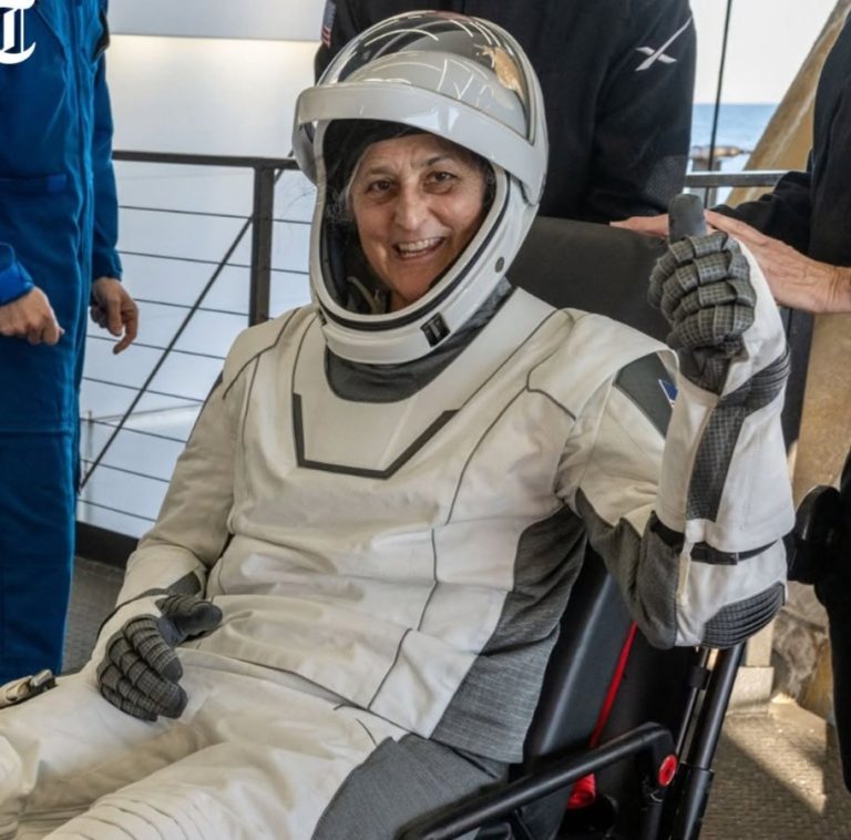 सुनीता विल्यम्स पृथ्वीवर सुखरूप पोहचल्या त्या क्षणाची छायाचित्रे…