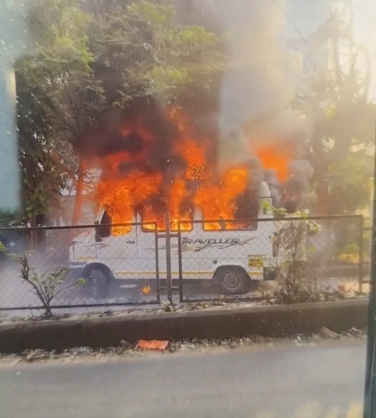 Pune Accident: पुण्यात भीषण  दुर्घटना ! ट्रॅव्हलरला आग लागून चार जणांचा होरपळून मृत्यू