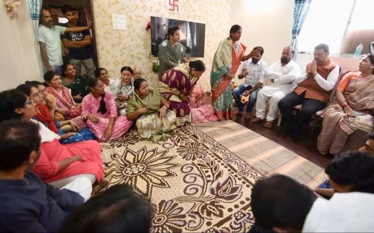 पहेलगाम दहशतवादी हल्ल्यात मृत्यू झालेल्या कुटुंबीयांचे मुख्यमंत्र्यांकडून सांत्वन