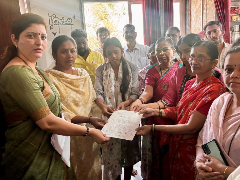 रुपाली चाकणकर यांनी घेतली भिसे कुटुंबाची भेट..