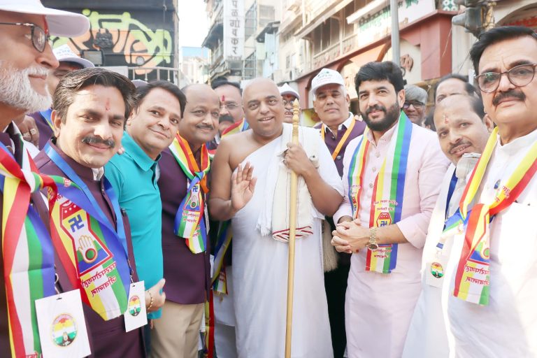 अहिंसेचा संदेश देत महावीर जयंतीनिमित्त भव्य शोभायात्रा