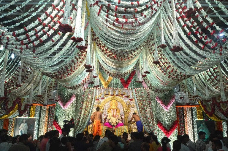 दगडूशेठ’ गणपतीला ५० लाख मोग-यांचा पुष्पनैवेद्य