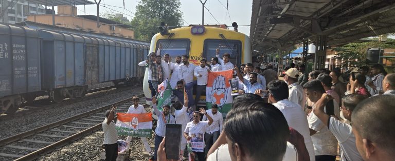 युवक काँग्रेसने खडकी रेल्वे स्टेशनवर अडवली लोणावळा- पुणे लोकल ट्रेन
