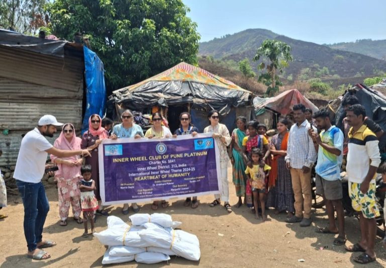 इनरव्हील क्लब ऑफ पुणे प्लॅटिनमच्या वतीने कातकरी कुटुंबांना ताडपत्री वाटप