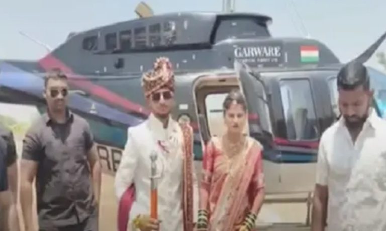 आई-वडिलांचे छत्र हरवलं; सासू सासऱ्यांनी वधूला आणण्यासाठी पाठवले हेलिकॉप्टर; धाराशिवमधील शेतकऱ्याची हटके स्टाईल