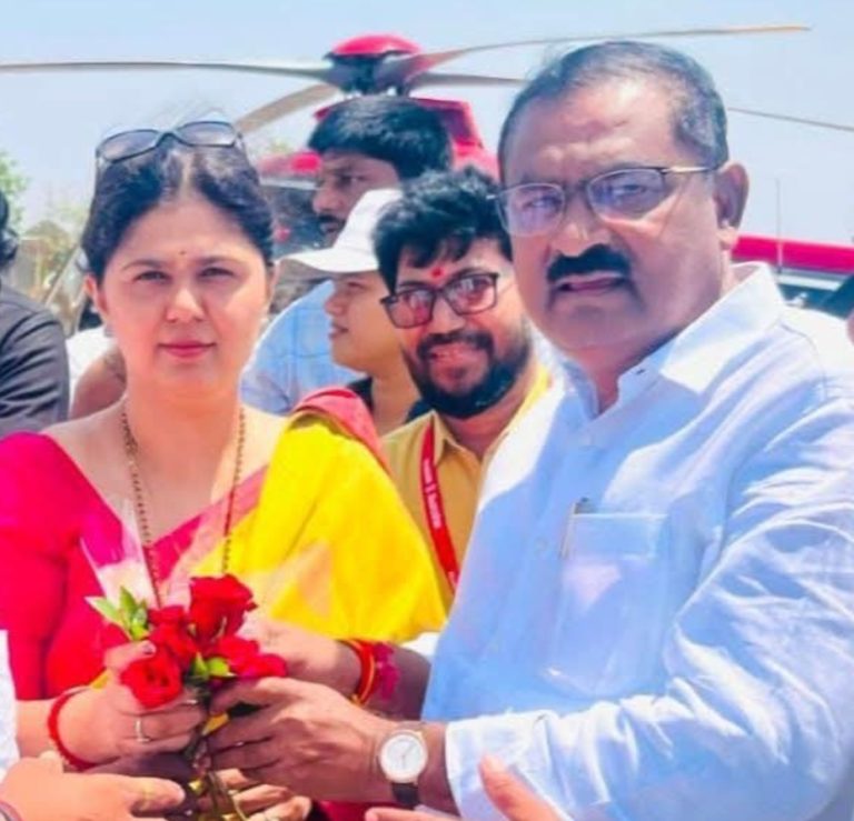 आमदार सुरेश धस यांनी केले मंत्री पंकजा मुंडेंचे स्वागत; राजकीय चर्चांना उधाण