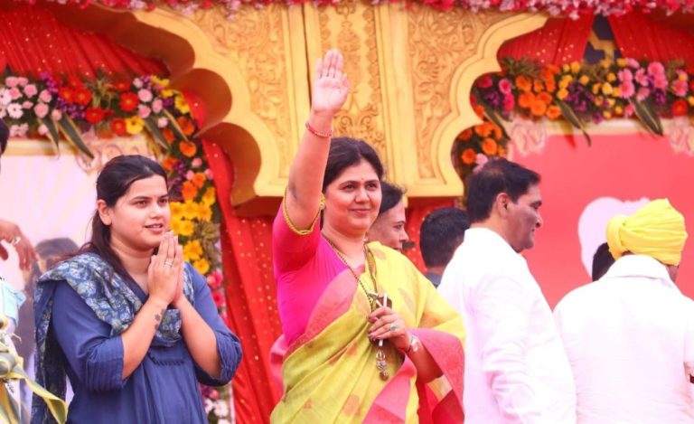 गडाला दत्तक घ्या, पंकजा मुंडेंची मुख्यमंत्री फडणवीस यांच्याकडे मागणी