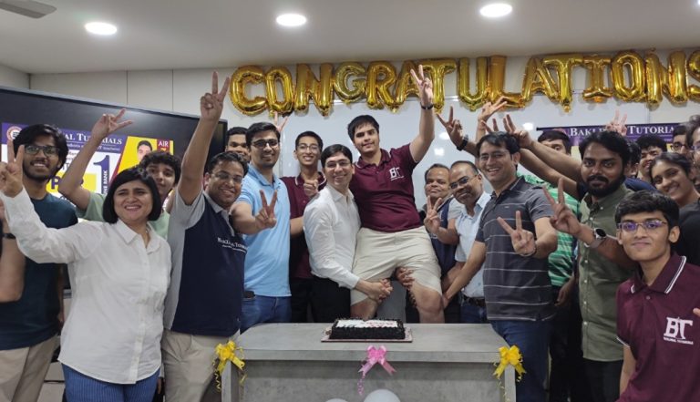 पुण्याचा आयुष चौधरी “जेईई मेन” मध्ये महाराष्ट्रात पहिला