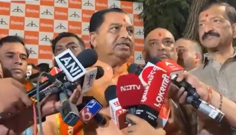 उद्धव ठाकरेंना मुंबईत मोठा धक्का; बाळासाहेबांचा विश्वासू शिवसैनिक शिंदे गटात!