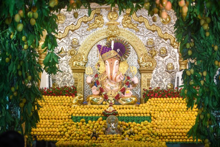 दगडूशेठ गणपतीला  ११ हजार आंब्यांचा महानैवेद्य