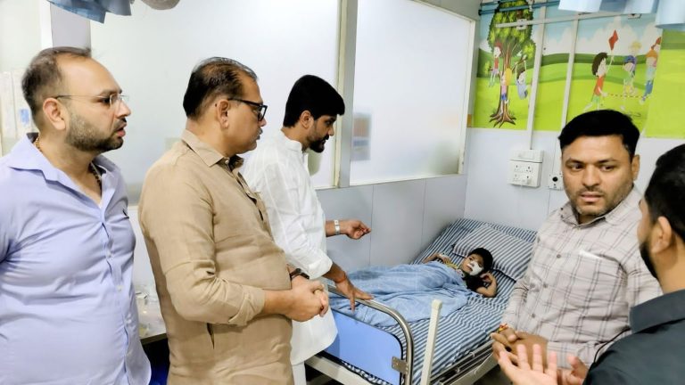 7 वर्षाच्या मुलावर कुत्र्याचा हल्ला; सामाजिक कार्यकर्त्यांच्या मदतीने केले उपचार