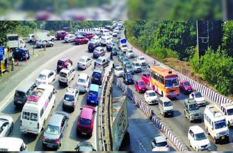 सलग सुट्ट्यांमुळे महामार्गांवर प्रचंड वाहतूक कोंडी