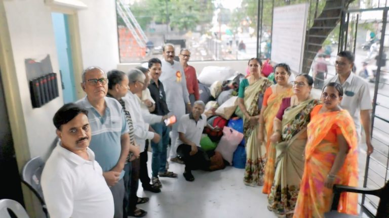इच्छापूर्ती ज्येष्ठ नागरिक संघातर्फे गरजूंसाठी कपडे