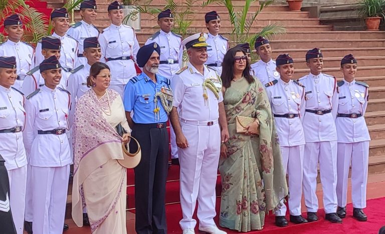 ऐतिहासिक क्षण:एनडीएतील मुलींची पहिली तुकडी बाहेर पडली -17 मुलींनी  पुशअप्स मारून साजरा केला आनंद