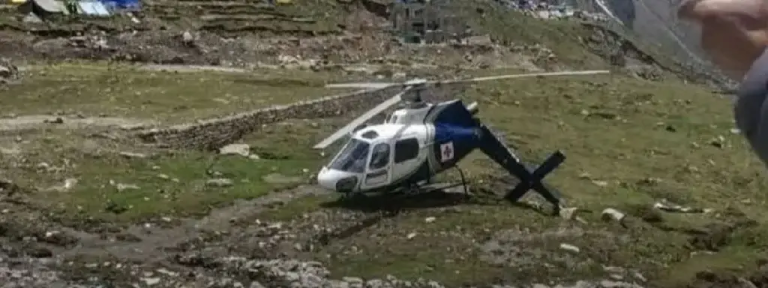Kedarnath Helicopter Crash : केदारनाथमध्ये हेलिकॉप्टर कोसळलं; पायलटच्या सतर्कतेमुळे मोठी दुर्घटना टळली