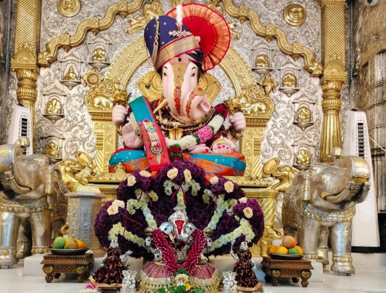 ‘दगडूशेठ’ गणपती मंदिरात शेषनागाच्या प्रतिकृतीची आकर्षक पुष्पसजावट