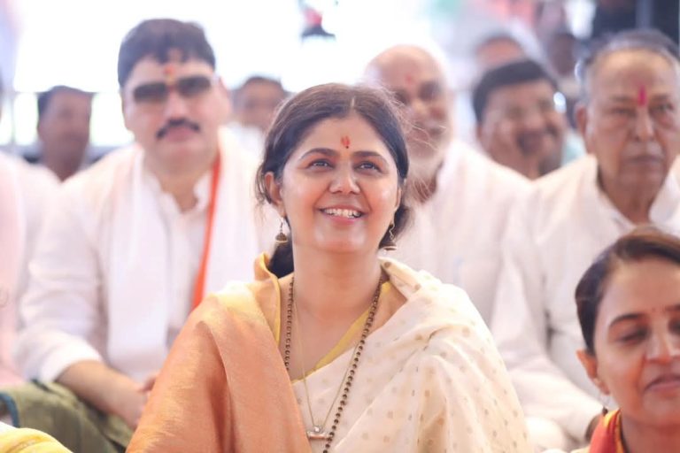 पंकजा मुंडे आणि धनंजय मुंडे 11 वर्षानंतर गोपीनाथगडावर एकत्र