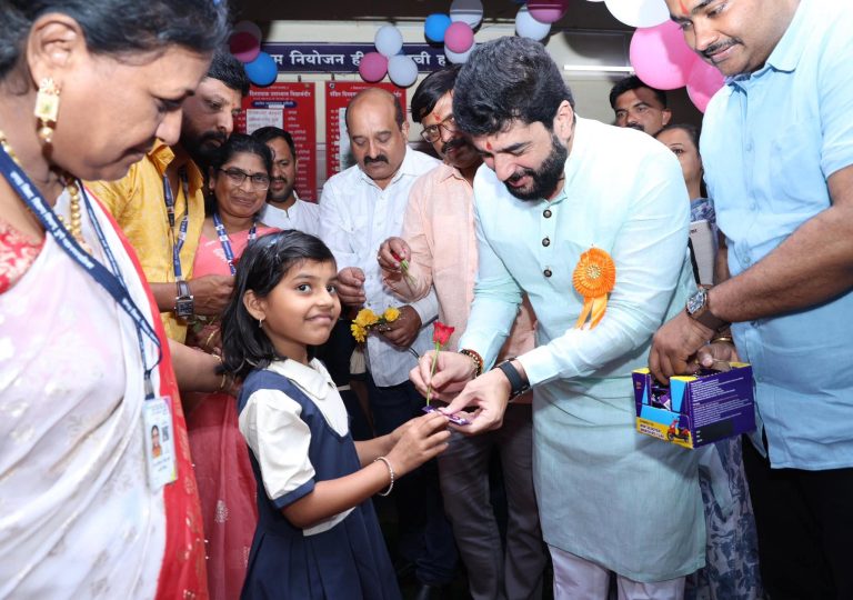 केंद्रीय मंत्री मुरलीधर मोहोळ यांनी केले कोथरूड मधील विद्यार्थ्यांचे स्वागत…