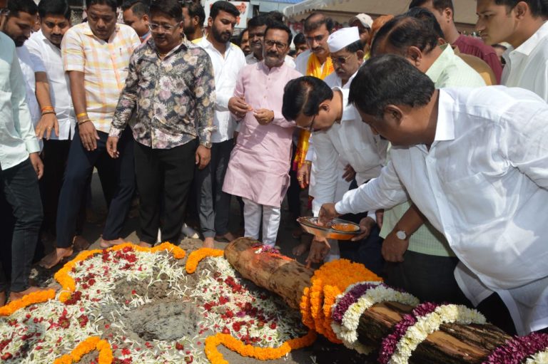 दगडूशेठ’ गणपतीच्या श्री पद्मनाभ स्वामी मंदिर सजावटीचे वासापूजन