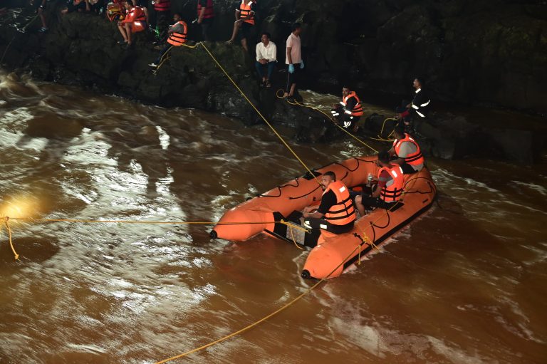 इंद्रायणी नदीत पूल कोसळल्याने चार मृत; अनेकजण बेपत्ता