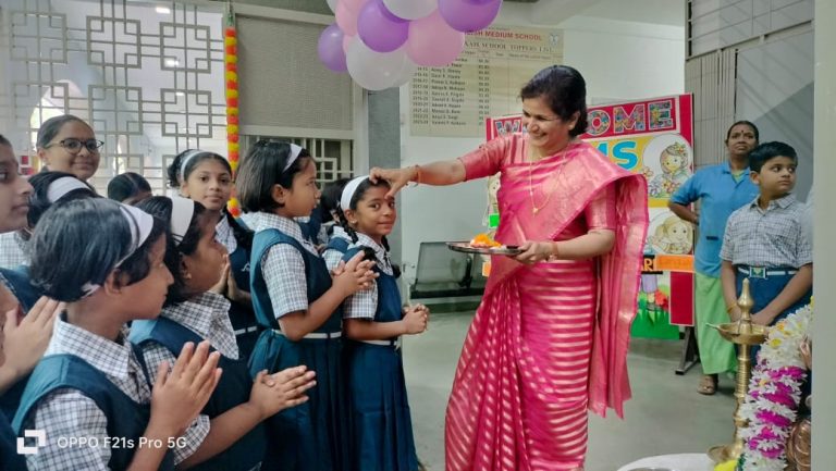 डी ई एस शाळांमध्ये विद्यार्थ्यांचे अनोखे स्वागत…