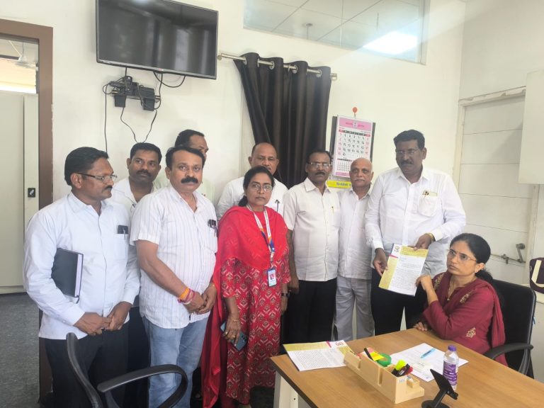 शिक्षकेतर पदभरती प्रक्रियेतील दिरंगाईचा निषेध; पुण्यात जिल्हाधिकारी कार्यालयावर आंदोलन