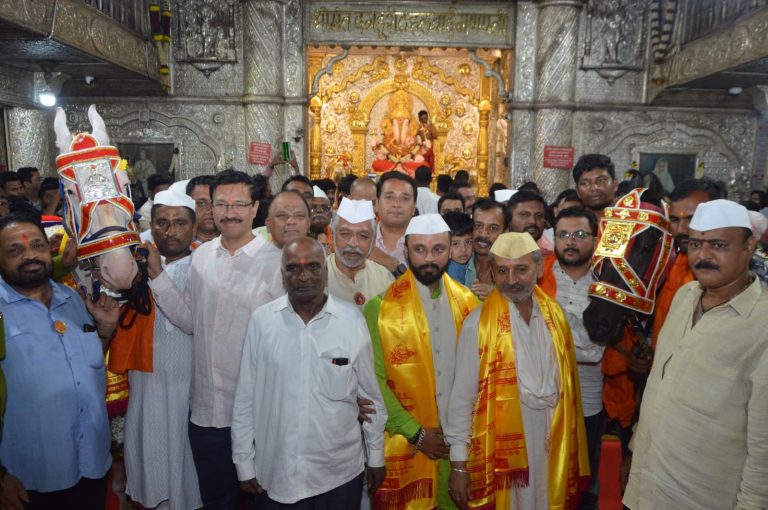 श्रीमंत ‘दगडूशेठ’ गणपतीला माऊलींच्या अश्वराजांची अनोखी मानवंदना