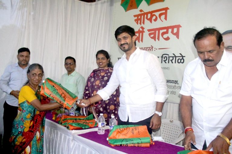 जनवाडी जनता वसाहतीत मोफत छत्री वाटप उपक्रम, आमदार सिद्धार्थ शिरोळे यांच्या हस्ते वितरण