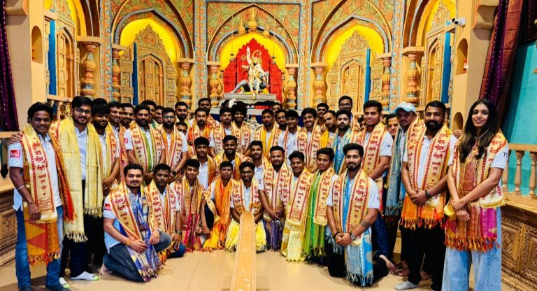 कोल्हापूर टस्कर’ संघ श्रींमत भाऊसाहेब रंगारी गणपती बाप्पाच्या दर्शनाला