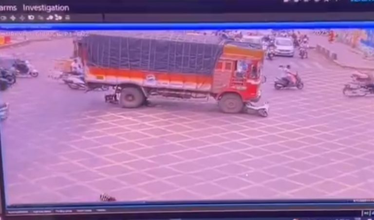 पुण्यातील गंगाधाम चौकात थरकाप उडवणारा अपघात; ट्रकच्या धडकेत महिलेचा जागीच मृत्यू