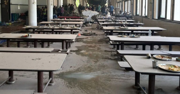 भरल्या ताटावरच विद्यार्थ्यांनी सोडलं प्राण;  जेवत असतानाच विमान इमारतीवर कोसळलं अन्….