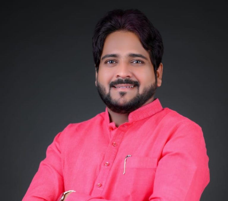 पावसामुळे शहरात वाहतूक नियोजन कोलमडले; वाहतूक पोलीस व महापालिकेची निष्क्रियता; रोहन सुरवसे यांचा आरोप