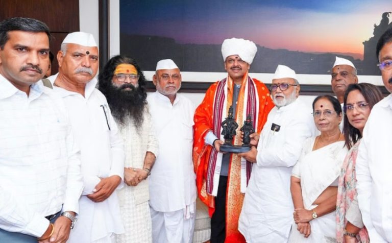 मुख्यमंत्री देवेंद्र फडणवीस यांना श्री विठ्ठल-रुक्मिणी महापूजेचे निमंत्रण, पंढरपूर यात्रेची जोरदार तयारी