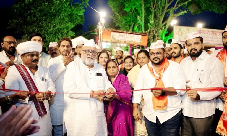 वारकरी सेवा प्रतिष्ठानतर्फे साकारण्यात आलेल्या भव्य विठ्ठलाच्या प्रतिकृतीचे उद्घाटन