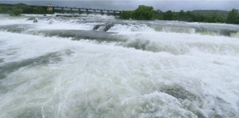 पुण्यात मुसळधार पाऊस ! खडकवासला धरण 75 टक्के भरलं, मुठा नदीत पाण्याचा विसर्ग, नागरिकांना सतर्कतेचा इशारा