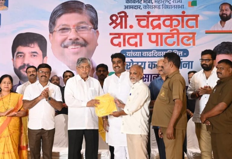 माजी नगरसेवक दीपक पोटे यांच्या पुढाकाराने आरोग्य सेवकांना रेनकोट आणि नागरिकांना छत्री वाटप