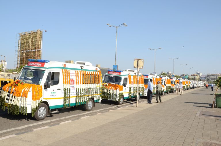 विठुरायाच्या वारकऱ्यांसाठी १०८ रुग्णवाहिकेची आरोग्यसेवा